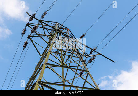 Strom Pylon und Drähte, die elektrische Energie in das nationale Stromnetz in Großbritannien. Stockfoto