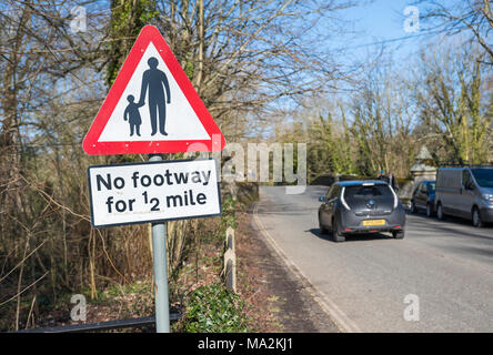 Kein Fußweg Zeichen auf einer Landstraße in Großbritannien. Kein Fußweg unterzeichnen. Stockfoto