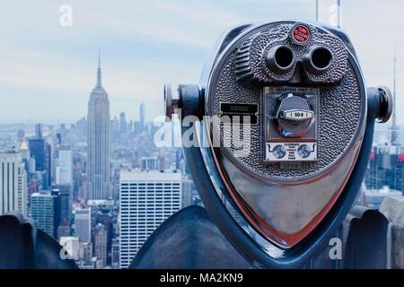 Ein Fernglas in New York City von einem Blick auf das Empire State Building Stockfoto