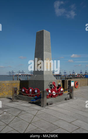 Ein Denkmal für die Verlorenen in der Handelsmarine am Hafen in Harwich dienen Stockfoto