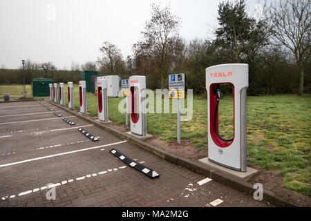 Elektroauto Ladestationen an der Warwick Service Station auf der Autobahn M40 in Warwickshire Stockfoto