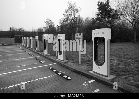 Elektroauto Ladestationen an der Warwick Service Station auf der Autobahn M40 in Warwickshire Stockfoto