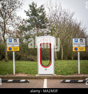 Elektroauto Ladestationen an der Warwick Service Station auf der Autobahn M40 in Warwickshire Stockfoto