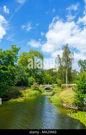 Malerische stil Brücke über einem Wasserspiel auf dem Gelände des Frogmore House, Frogmore Estate, Windsor, Großbritannien im Sommer Stockfoto