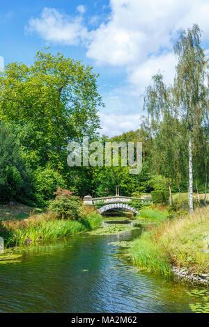 Malerische stil Brücke über einem Wasserspiel auf dem Gelände des Frogmore House, Frogmore Estate, Windsor, Großbritannien im Sommer Stockfoto