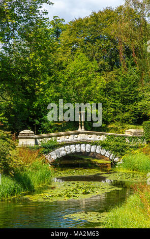 Malerische stil Brücke über einem Wasserspiel auf dem Gelände des Frogmore House, Frogmore Estate, Windsor, Großbritannien im Sommer Stockfoto