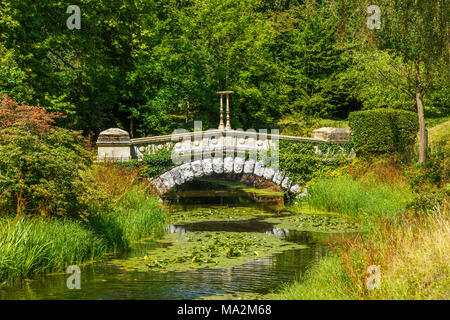 Malerische stil Brücke über einem Wasserspiel auf dem Gelände des Frogmore House, Frogmore Estate, Windsor, Großbritannien im Sommer Stockfoto