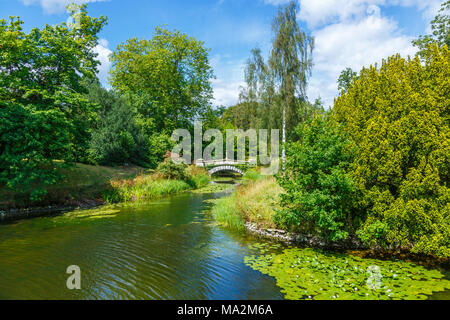 Malerische stil Brücke über einem Wasserspiel auf dem Gelände des Frogmore House, Frogmore Estate, Windsor, Großbritannien im Sommer Stockfoto