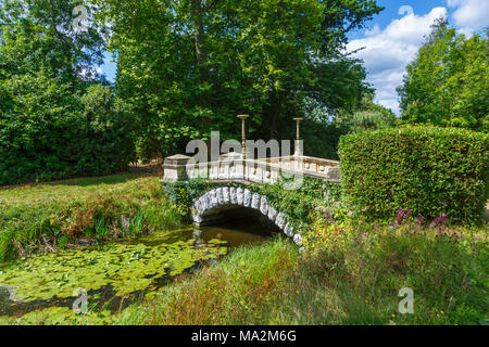 Malerische stil Brücke über einem Wasserspiel auf dem Gelände des Frogmore House, Frogmore Estate, EWindsor, UK im Sommer Stockfoto