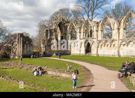 Die Ruinen der St. Marys Abbey im Museum Gardens in York, North Yorkshire, England, Großbritannien Stockfoto