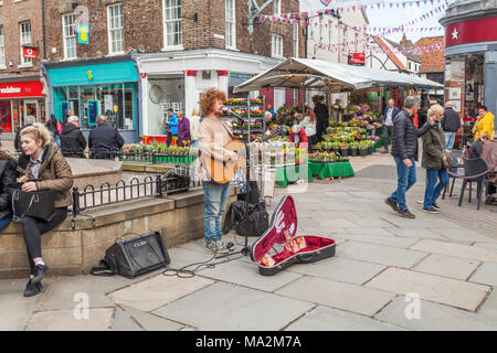 Ein strassenmusikant Singen und Gitarre spielen in der Nähe der Shamble Markt in York, North Yorkshire, England, Großbritannien Stockfoto