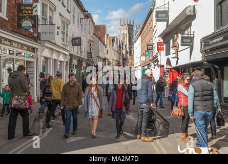 Eine Straßenszene in Low Petergate, York, North Yorkshire, England, Großbritannien mit dem Münster im Hintergrund Stockfoto