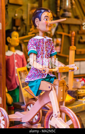 Bartolucci traditionelles Spielzeug Shop mit hölzernen Pinocchio Puppen auf der Via dei Pastini, Rom, Latium, Italien. Stockfoto