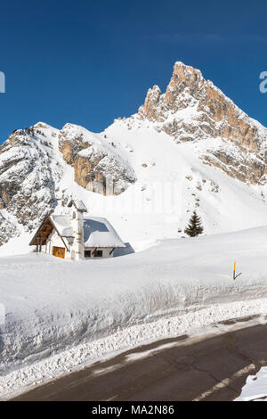 Kirche von Passo Falzarego, Cortina d'Ampezzo Dorf, Belluno, Venetien, Italien Stockfoto