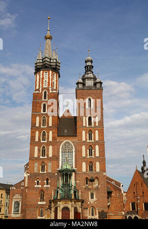 Kirche Unserer Lieben Frau in den Himmel (St. Maria Kirche), ein Ziegelstein gotische Kirche am Marktplatz in Krakau, Polen Stockfoto