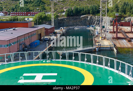 Die ozeanischen Bemühen langsam rückwärts aus dem Wasser gefüllt Trockendock an der Baatbygg Werft in Maloy, Norwegen, nach Arbeit. Stockfoto