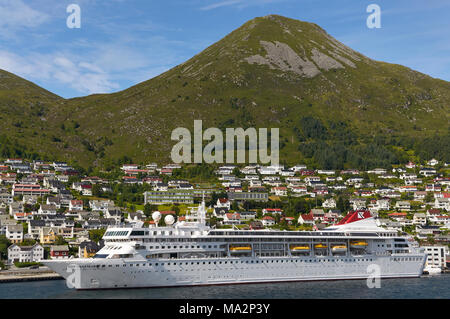 Die Fred Olsen Cruise Liner Braemar, angelegte entlang der Uferstraße von Maloy auf einer norwegischen Fjord Kreuzfahrten. Stockfoto