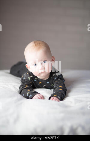 Portrait von niedlichen Baby mit einem aufrichtigen Ausdruck Stockfoto