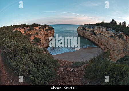 Erkunden wüste Strände in Lagoa, Algarve, Portugal. Fish-eye Shot Stockfoto