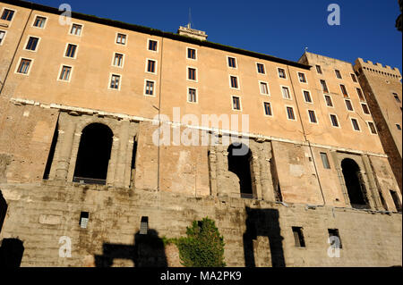 Italien, Rom, Tabularium auf dem Kapitolshügel vom Forum Romanum aus gesehen Stockfoto