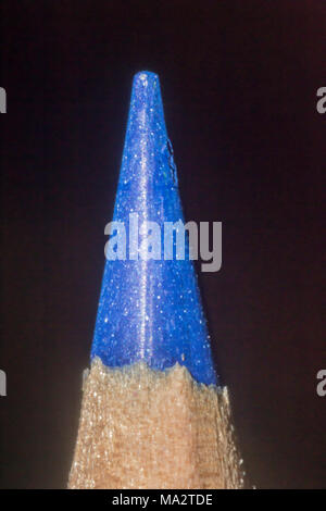 Makro Foto mit einem flash Blau Bleistift auf einem dunklen Hintergrund. Mechanische schärfen. Ein gutes Bild für die Website über Kunst, Bildung, Dekoration, Zeichnung. Stockfoto