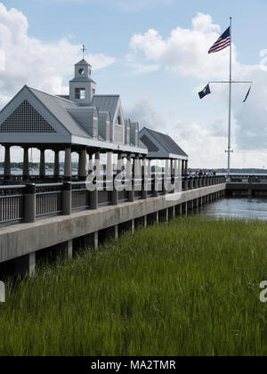 Charleston South Carolina Waterfront Park Pier mit Wasser Gräser im Vordergrund an einem schönen Sommertag Stockfoto