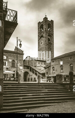 Gerade die Campanone in Piazza Vecchia - Bergamo Alta - Italien Stockfoto