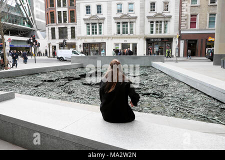 "Vergessene Streams' Walbrook Skulptur der Künstlerin Cristina Iglesias am Bloomberg europäischen Hauptsitz London UK KATHY DEWITT Stockfoto