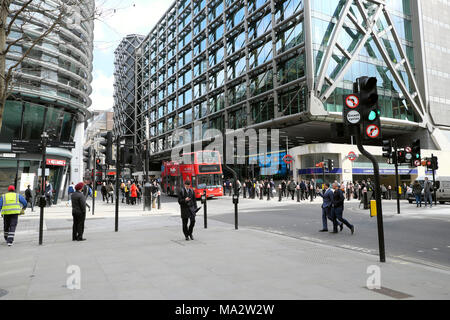 Menschen zu Fuß Vergangenheit Walbrook Building und Cannon Street Station außerhalb der neuen Bloomberg europäischen Hauptsitz in London UK KATHY DEWITT Stockfoto