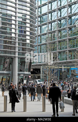 Menschen zu Fuß Vergangenheit Walbrook Building und Cannon Street Station außerhalb der neuen Bloomberg europäischen Hauptsitz in London UK KATHY DEWITT Stockfoto