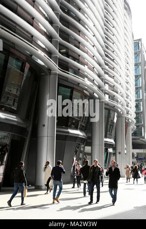 Menschen zu Fuß Vergangenheit Walbrook Gebäude in der Nähe von Cannon Street Station und das neue Bloomberg europäischen Hauptsitz in der City von London UK KATHY DEWITT Stockfoto