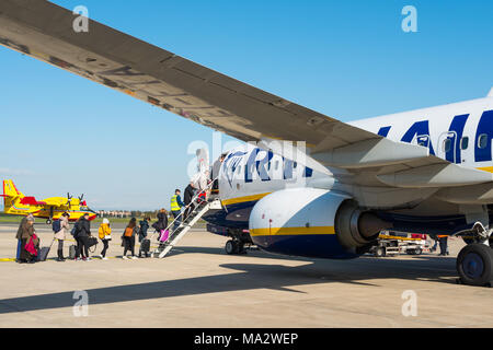 Die Fluggäste einen Ryanair Flug von Rom nach London. Stockfoto