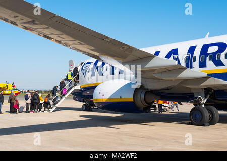 Die Fluggäste einen Ryanair Flug von Rom nach London. Stockfoto