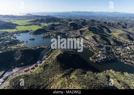 Luftaufnahme des Lake Sherwood, Hidden Valley und die Santa Monica Mountains in der Nähe von Westlake Village, Malibu und Thousand Oaks California. Stockfoto