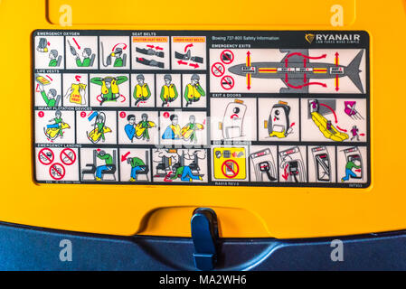 Ryanair Flugzeug Flugzeug Sicherheitshinweise auf der Rückseite eines Sitzes aufgedruckt. Stockfoto