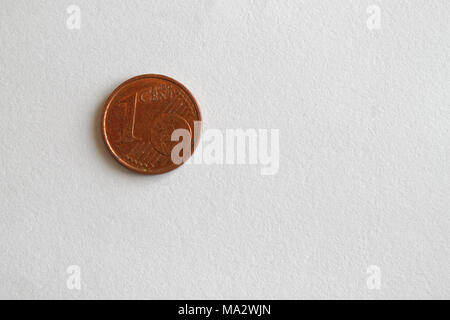 Ein Euro Münze liegen auf isolierten weißen Hintergrund Konfession ist 1 Euro Cent Stockfoto