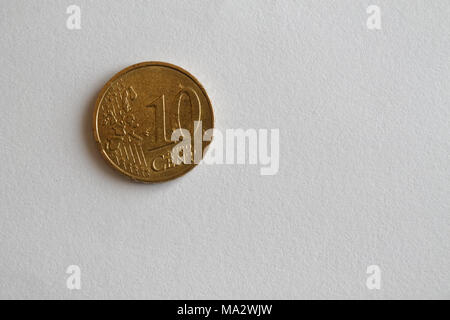 Ein Euro Münze liegen auf isolierten weißen Hintergrund Konfession ist 10 Euro Cent Stockfoto