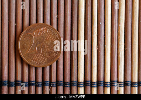 Ein Euro Münze liegen auf Holz Bambus tisch Stückelung ist zwei Euro Cent Stockfoto