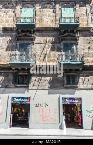 Palermo, Italien - 10 August 2017: Desigual Shop im Zentrum von Palermo auf Sizilien, Italien Stockfoto