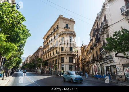 Palermo, Italien - 10 August 2017: Straße mit Verkehr und die Leute um im Zentrum von Palermo auf Sizilien, Italien Stockfoto