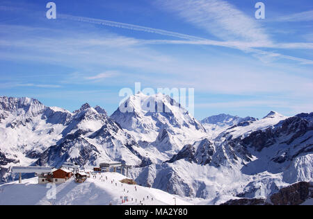 Sommet de La Saulire ist ein Berg von Savoie Frankreich. Zwischen Courchevel und Meribel und Teil der drei Täler Ski Snowboard Resort in den Französischen Alpen. Stockfoto