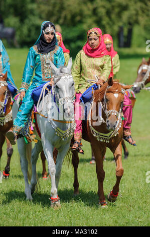 Mitglieder der Arabischen Gruppe anzeigen 'königlichen Kavallerie von Oman 'Ride in prächtigen Gewändern während der großen Pferd Veranstaltung "Pferd International" in München. Stockfoto