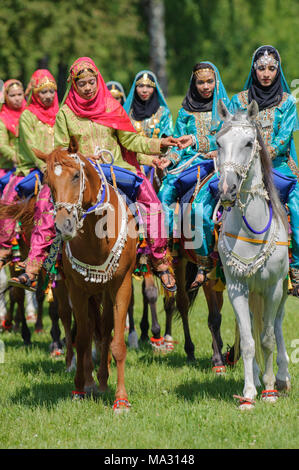 Mitglieder der Arabischen Gruppe anzeigen 'königlichen Kavallerie von Oman 'Ride in prächtigen Gewändern während der großen Pferd Veranstaltung "Pferd International" in München. Stockfoto