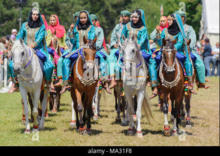 Mitglieder der Arabischen Gruppe anzeigen 'königlichen Kavallerie von Oman 'Ride in prächtigen Gewändern während der großen Pferd Veranstaltung "Pferd International" in München. Stockfoto