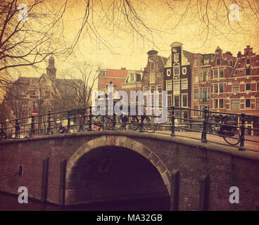Typische Häuser hinter der Brücke in Amsterdam, Niederlande. Foto im Retro-Stil. Hinzugefügt Papier Textur. Getönten Bild.