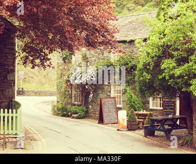 Cafe in einem kleinen Dorf in der Nähe von Keswick, Lake District, England. Foto im Retro-Stil. Getonten Bild