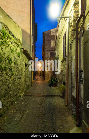 Bracciano (Italien) - die mittelalterliche Altstadt der Stadt in der Provinz Rom berühmt für seine Burg und den See. Hier in der blauen Stunde. Stockfoto