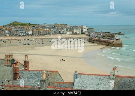 Blick vom Bahnhof auf St Ives Harbour Beach. Cornwall. Stockfoto