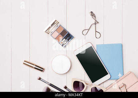 Frauen Kosmetik und Mode Tabelle mit Kamera und Reisepass. Ansicht von oben Stockfoto