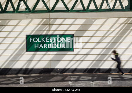 Junge läuft ein Zug - Hafen von Folkestone Bahnhof zu fangen Stockfoto